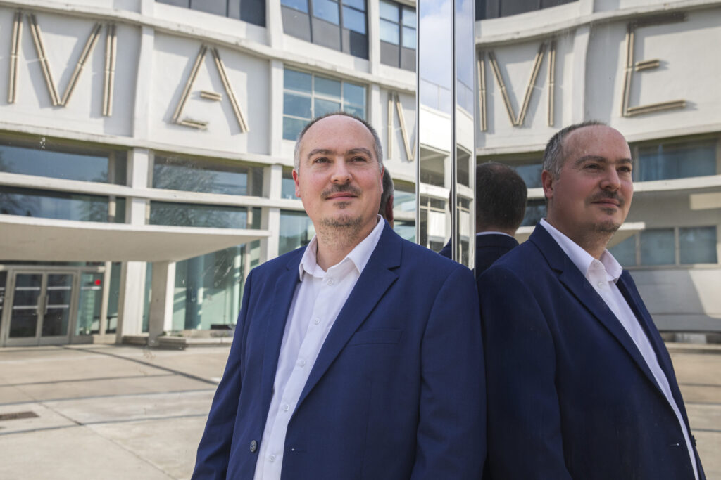 Portrait de Mickaël Sanchez, fondateur de LBCG Développement et du cadre ECT (Exit Cash Tensions®) devant MAME à Tours